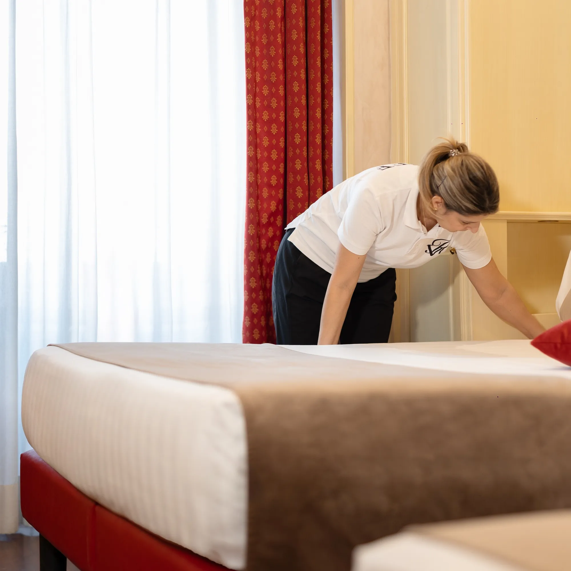 Viminale-Hill-Inn-Hotel-Roma-VH24-cameriera-quadrata