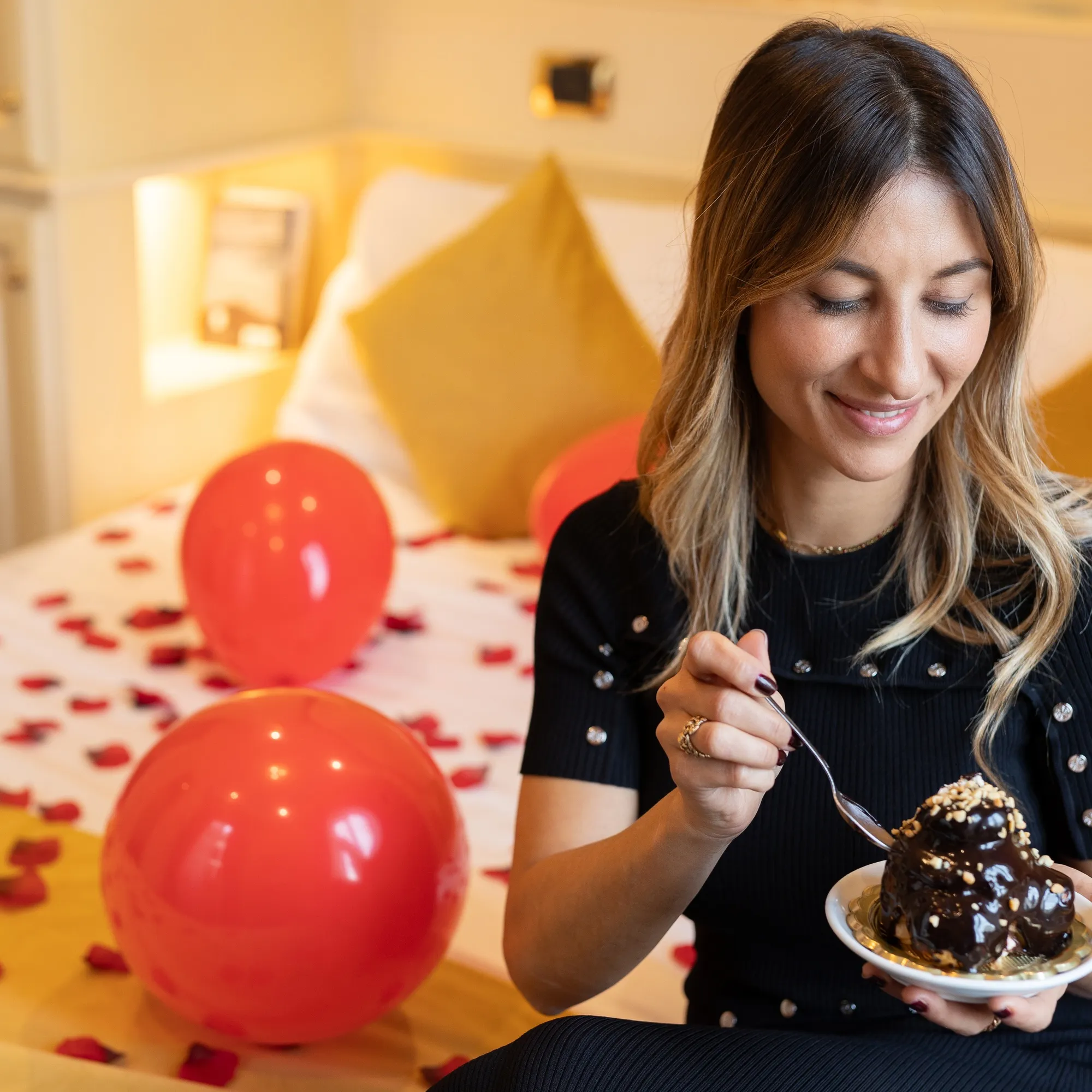 Viminale-Hill-Inn-Hotel-Roma-VH24-ragazza che mangia dolce-quadrata